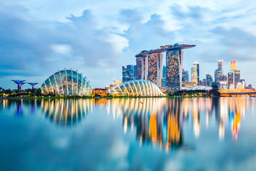Fotobehang Singapore Verlichte skyline Singapore Marina Bay  © orpheus26