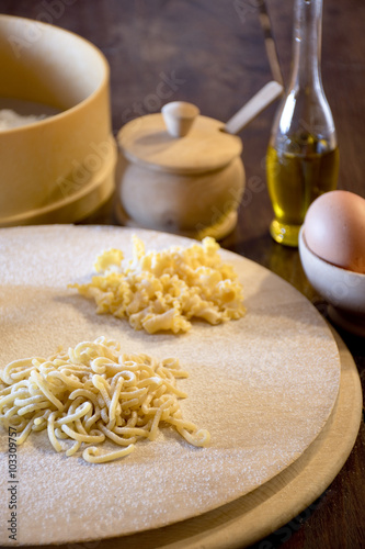 la pasta all'uovo sul tagliere di legno