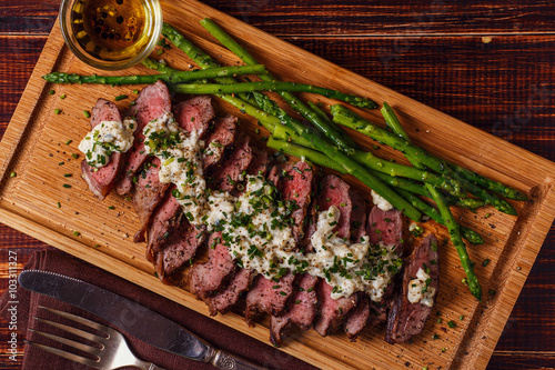 Billede på lærred Steak with blue cheese sauce served with asparagus.