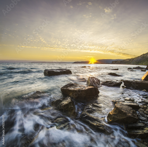 Fototapeta Naklejka Na Ścianę i Meble -  Wschód słońca nad skalistym wybrzeżem Adriatyku