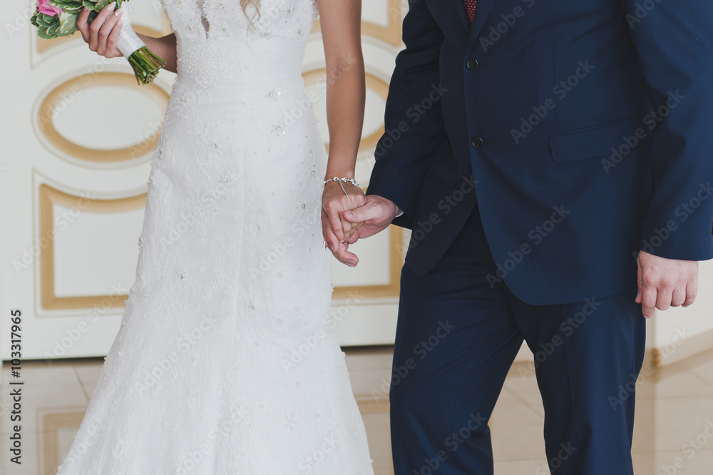 The bride and groom in excitement clutching hands 5180.