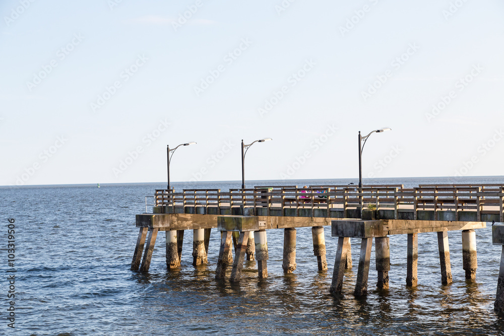 Obraz premium Old Wood Pier Over Sea