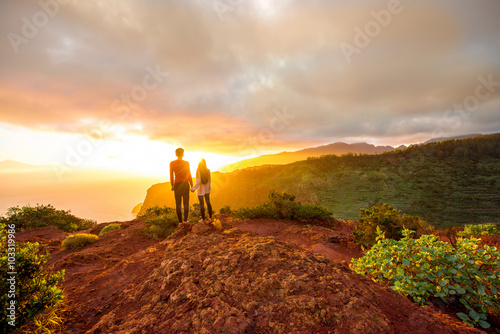 Платно Couple enjoying beautiful sunrise