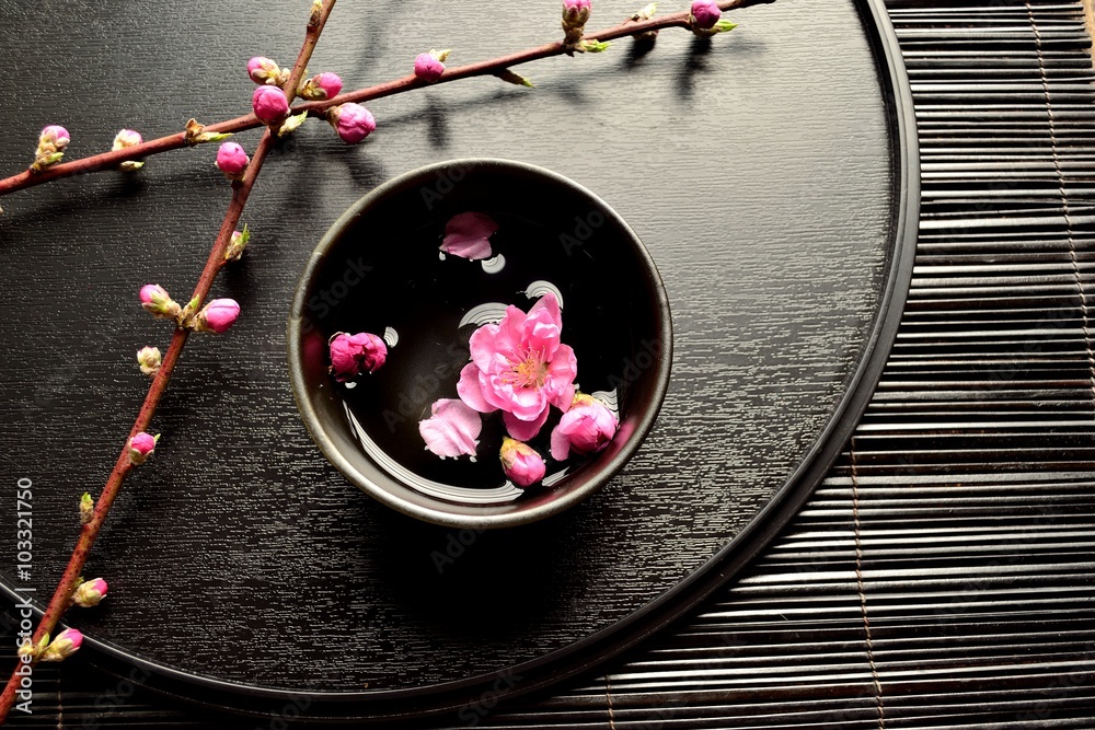 黒いおぼんの上の小鉢に浮かせた桃の花 Stock Photo Adobe Stock
