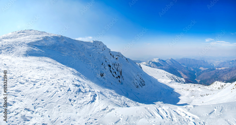 Obraz premium Winter snow covered mountain peaks in Europe. Great place for winter sports.