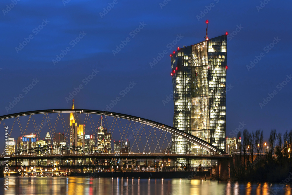 Osthafenbrücke mit Skyline und Neubau der Europäischen Zentralbank
