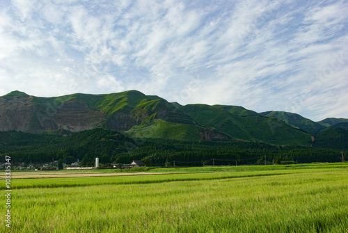 空と山と田んぼ