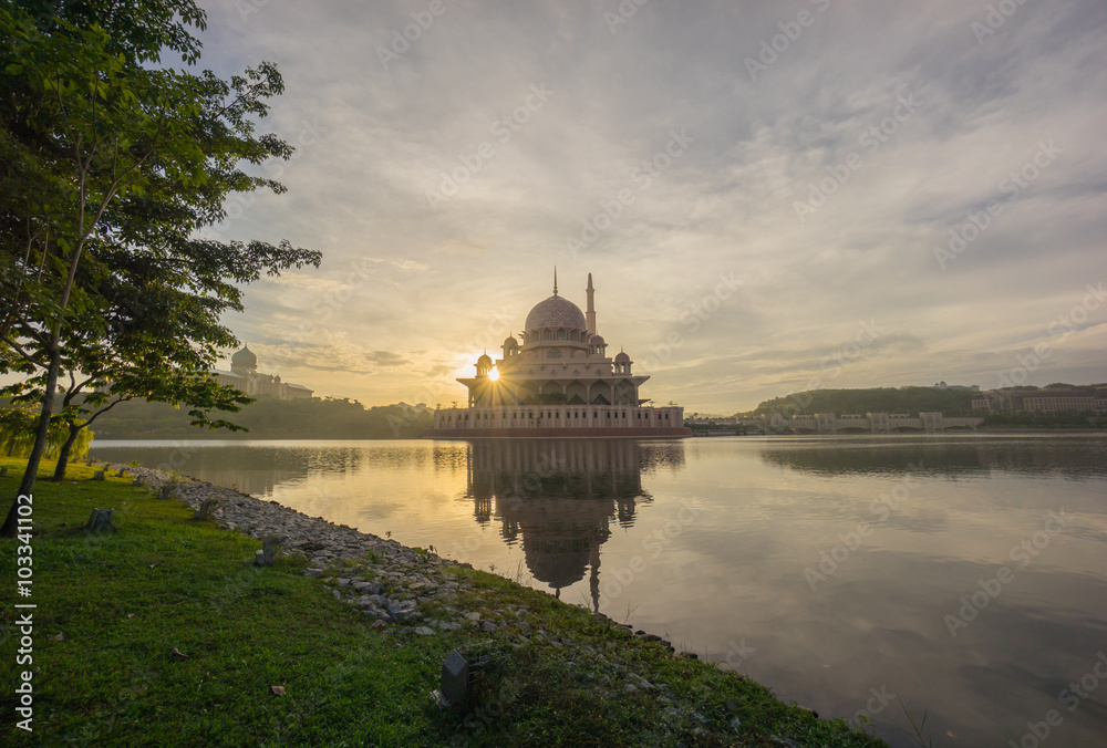Obraz premium Majestic Sunrise at Putra Mosque, Putrajaya Malaysia