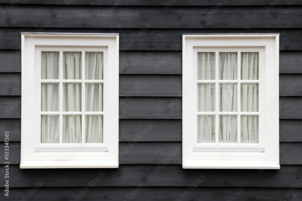 Zwei alte weiße Fenster 