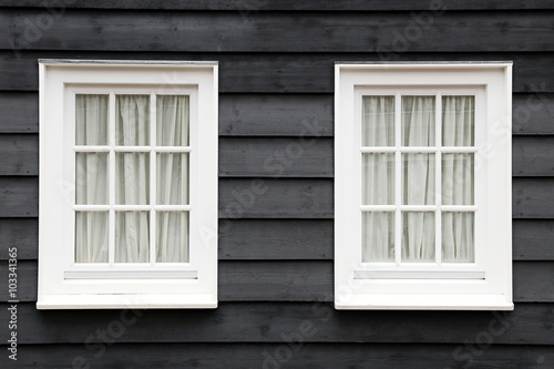 Zwei alte weiße Fenster 