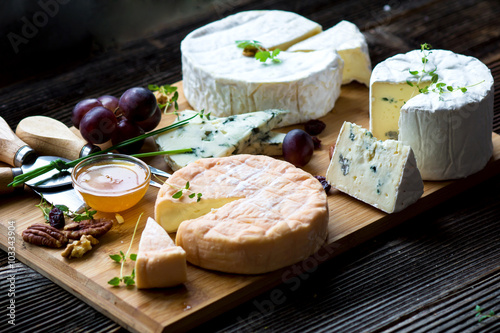 Canvas Print French cheese platter