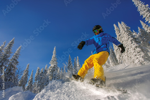 Snowboarder doing a toe side carve