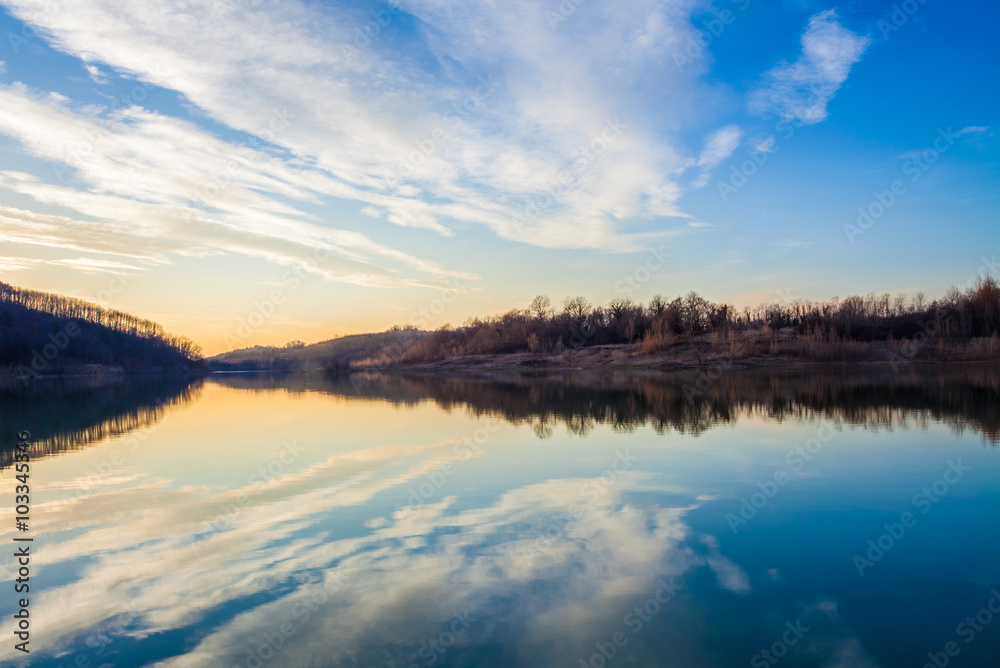 Obraz premium Lake in the evening