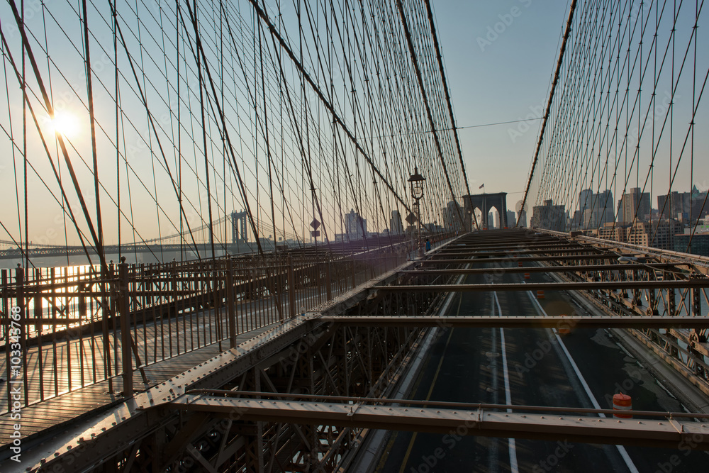Obraz premium Warm Sunrise Over Brooklyn and Manhattan Bridges