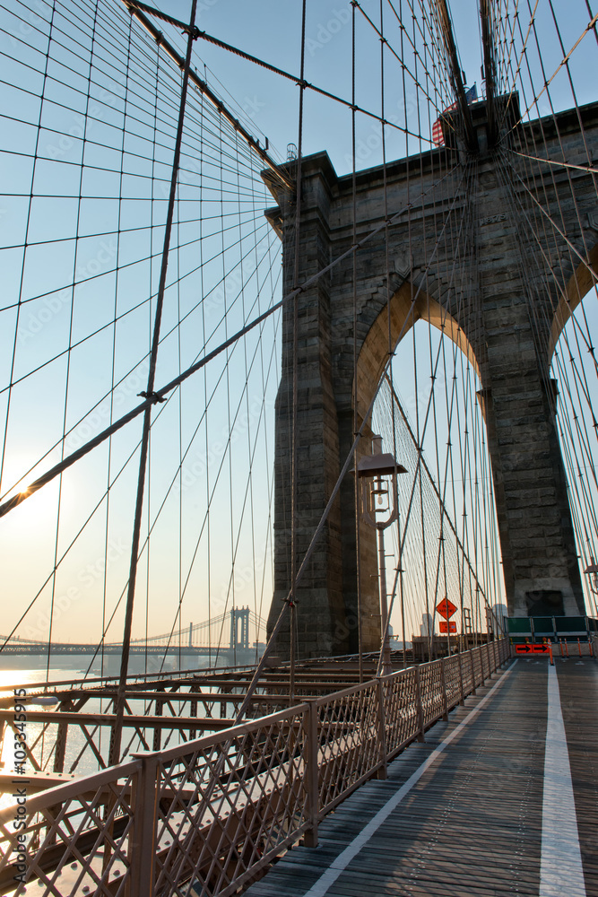 Fototapeta premium Manhattan Bridge z Brooklyn Bridge o zachodzie słońca