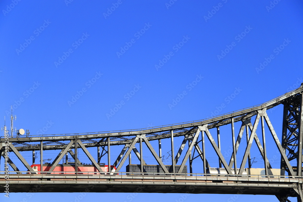 Ein Zug auf der Hochbrücke