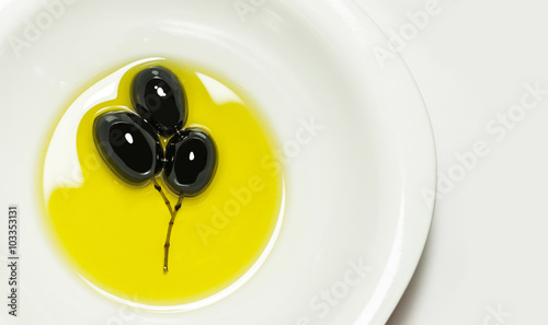 Aceite de oliva virgen extra con aceitunas dentro. Vista superior
