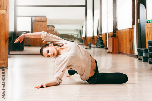 Canvas Print young woman girl dancing contemporary dance