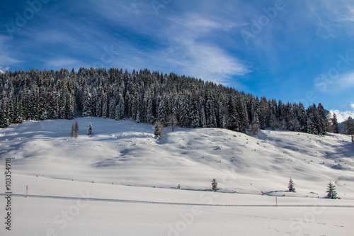 Verschneite Winterlandschaft in den Bergen, blauer Himmel © Patrick Daxenbichler