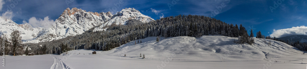 Verschneite Winterlandschaft in den Bergen, Panorama, Hochkönig-Massiv
