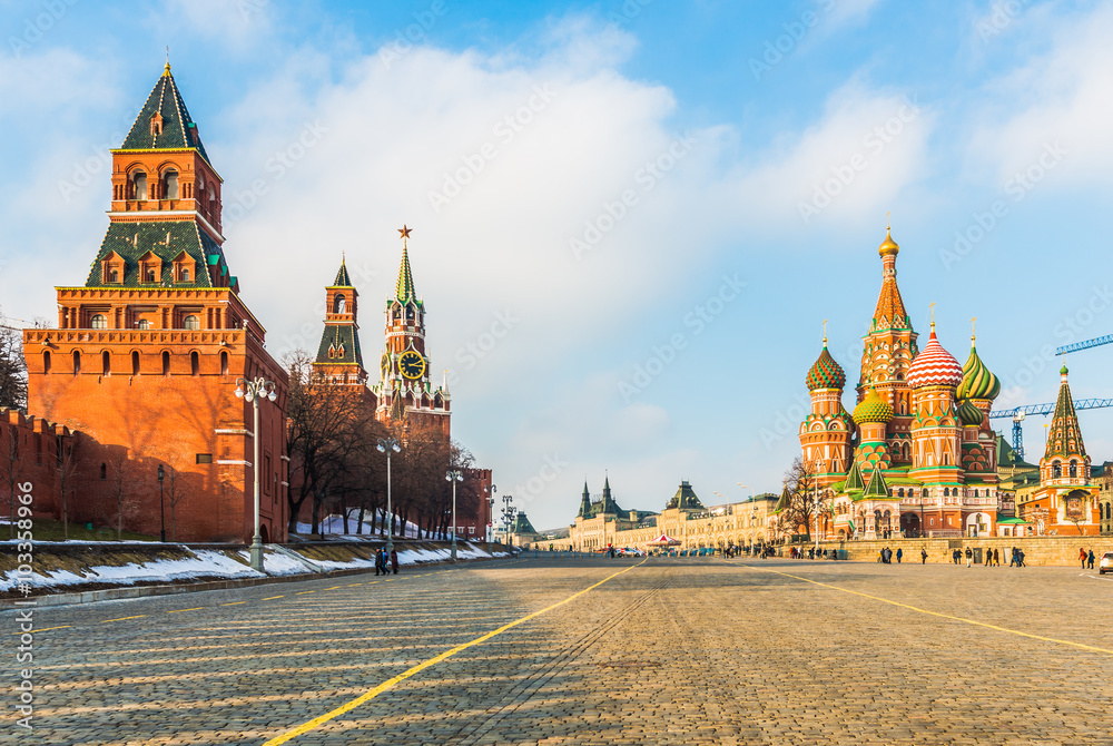 Fototapeta premium Москва, Россия. Покровский Собор и Московский Кремль на Васильевском спуске.