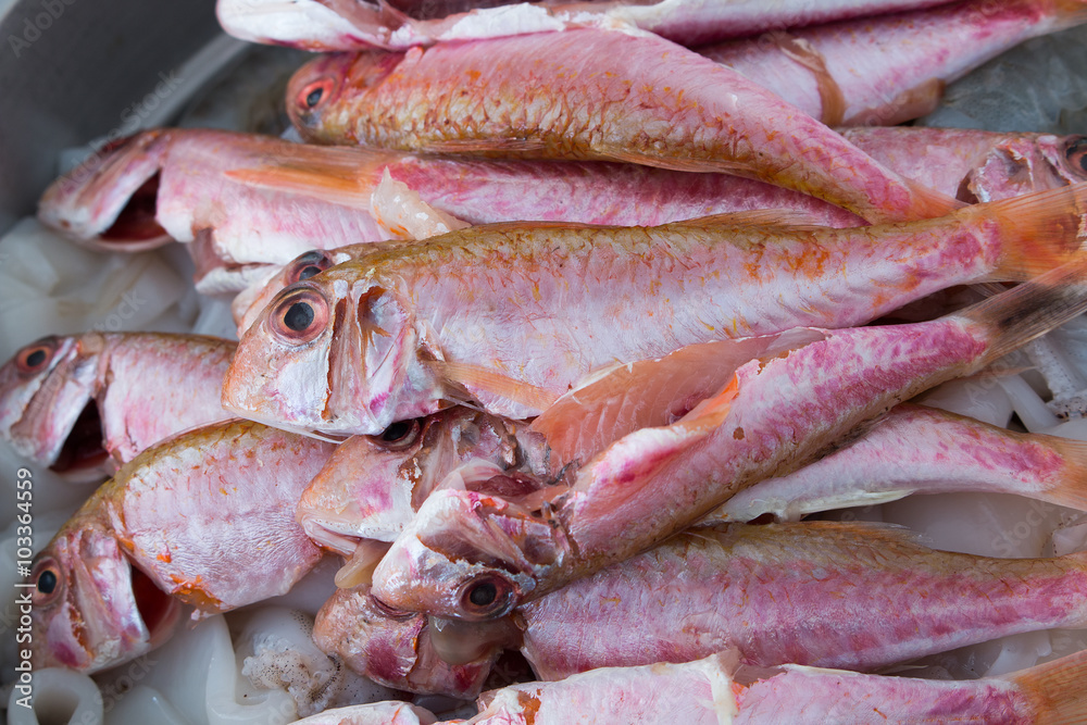 Frittura di pesce misto con gamberi triglie e calamari