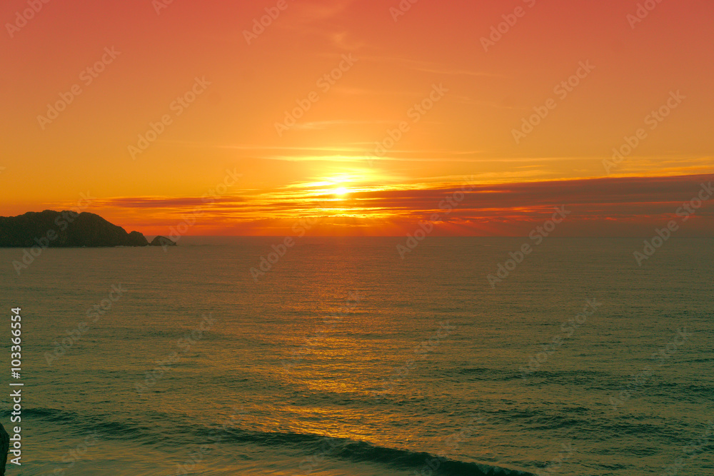 Naklejka premium Impresionante puesta de sol en el mar