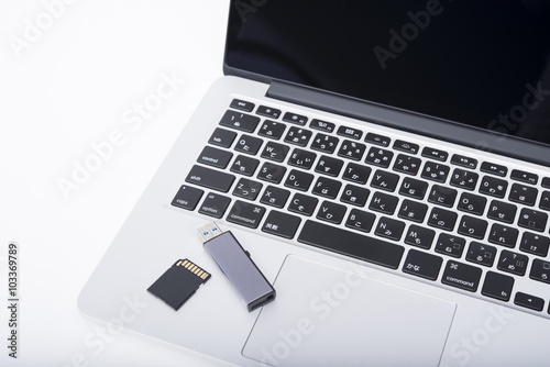 ノートパソコンとSDカード、USBメモリー