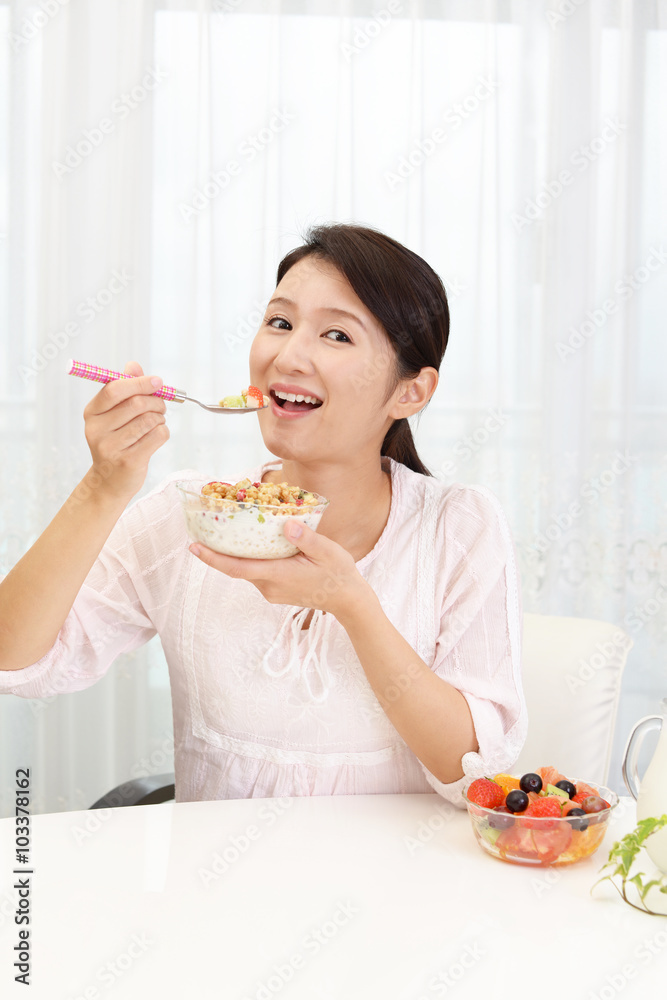 食事を楽しむ女性 食事を楽しむ女性