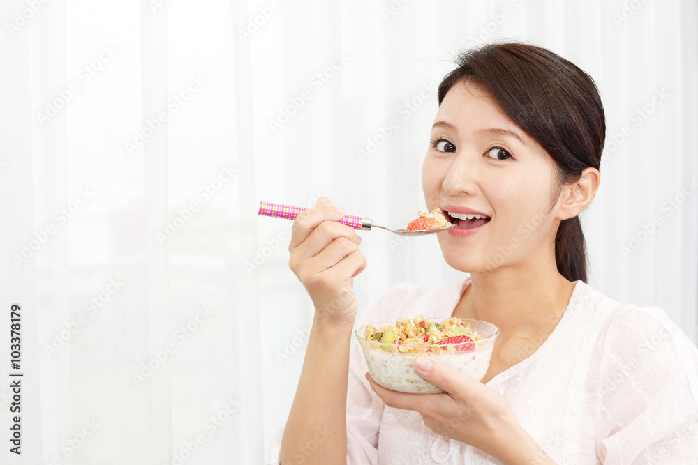 食事を楽しむ女性 食事を楽しむ女性