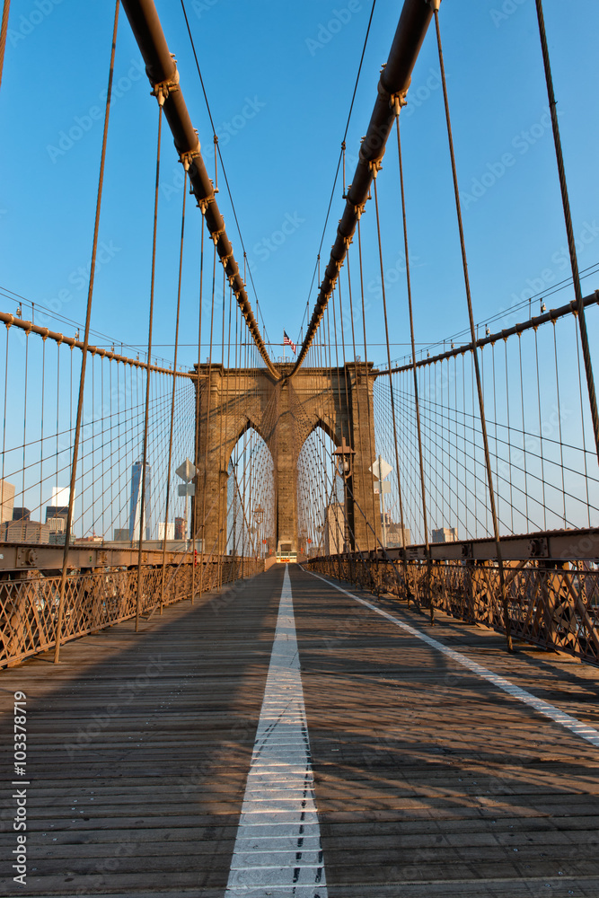 Fototapeta premium Deserted Pedestrian Walkway on Brooklyn Bridge