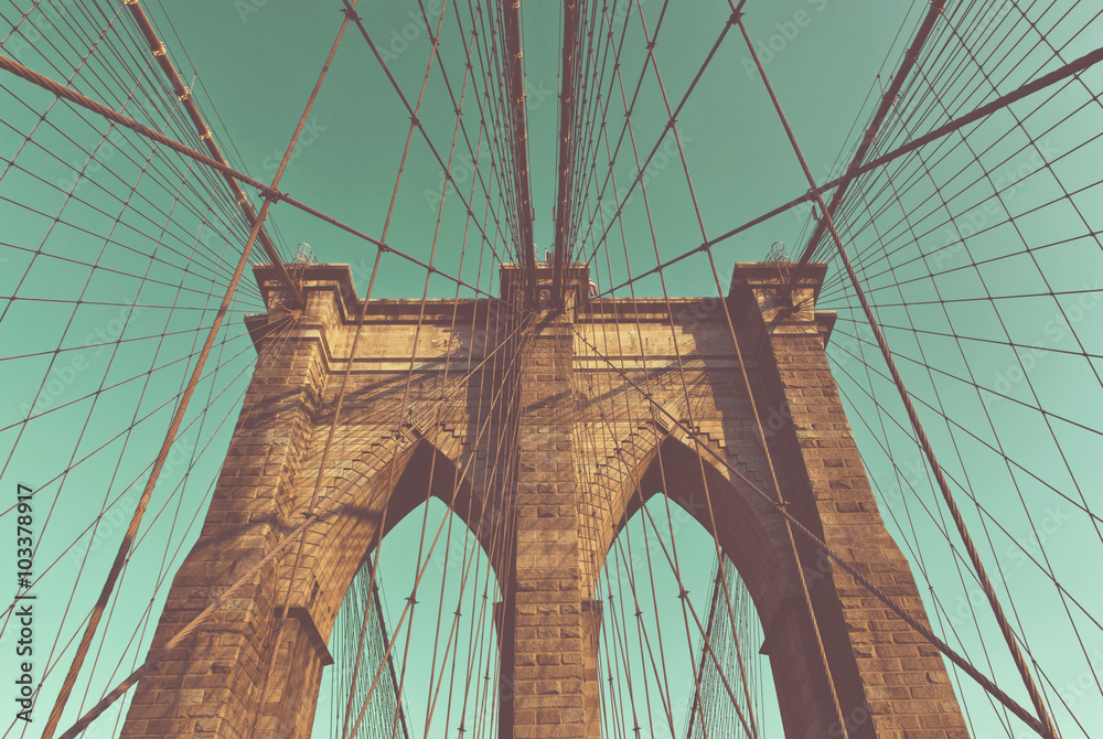 Fototapeta premium Arches and Wires of Historic Brooklyn Bridge
