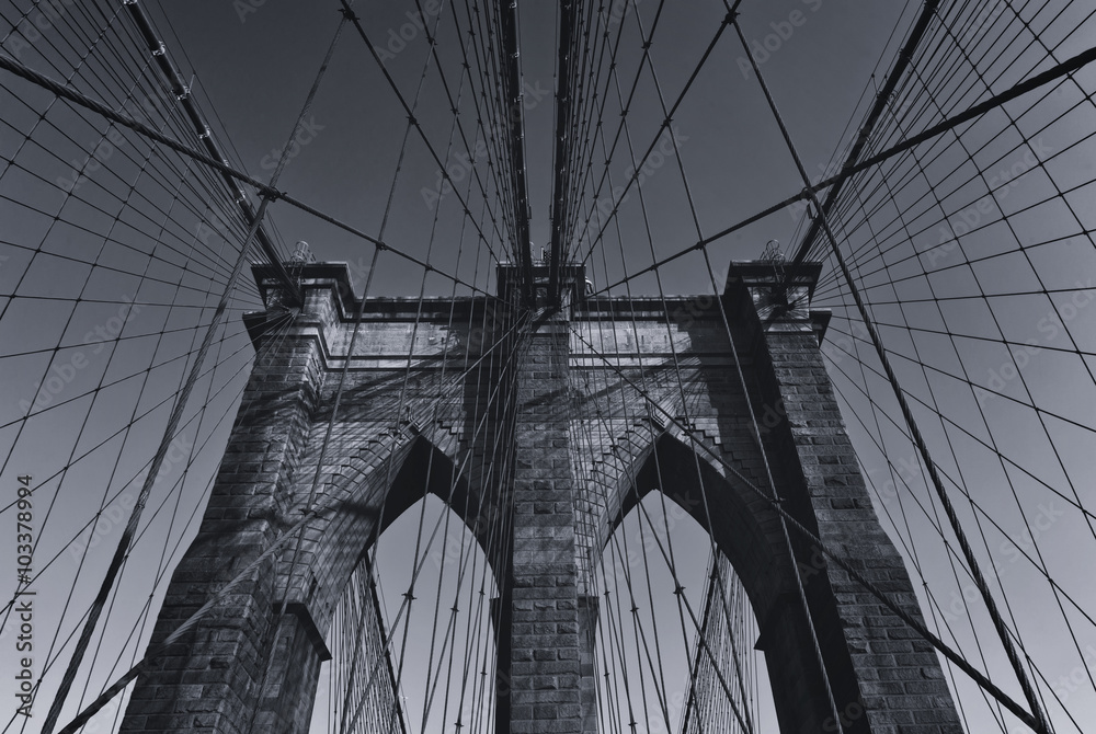 Obraz premium Arches and Wires of Historic Brooklyn Bridge