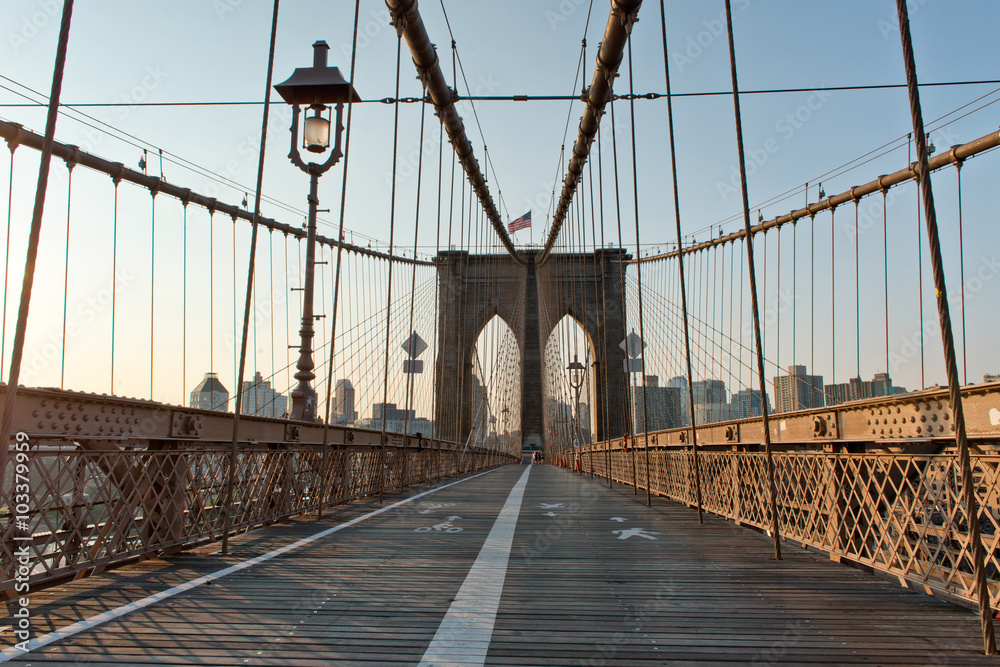 Fototapeta premium Brooklyn Bridge Pedestrian Walkway at Sunset