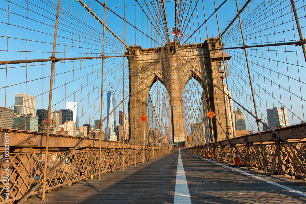 Fototapeta premium Brooklyn Bridge chodnik dla pieszych o zachodzie słońca