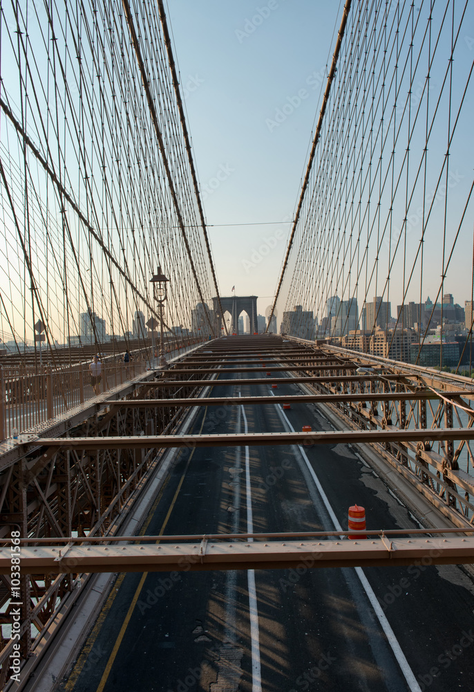 Obraz premium Deserted Brooklyn Bridge at Sunrise, New York, USA