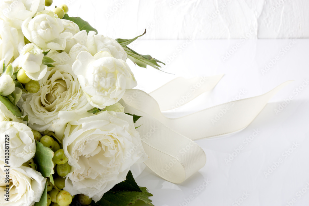 Obraz premium 白薔薇のブーケ