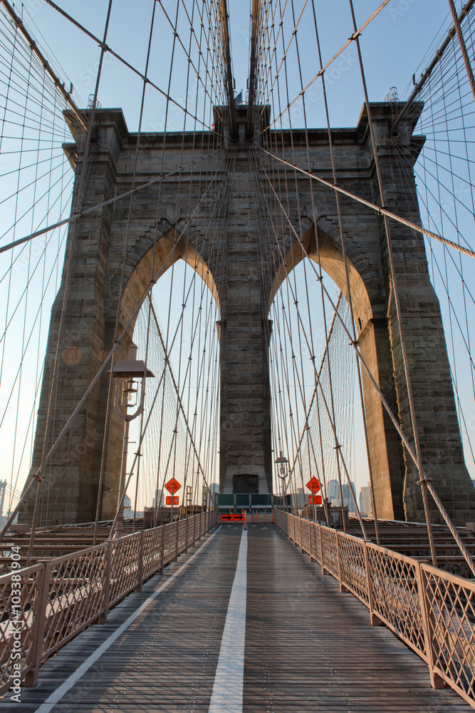 Obraz premium Opuszczony chodnik dla pieszych Brooklyn Bridge