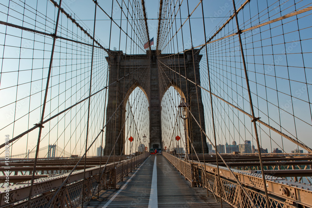 Fototapeta premium Słynna ścieżka i łuki Brooklyn Bridge o zachodzie słońca