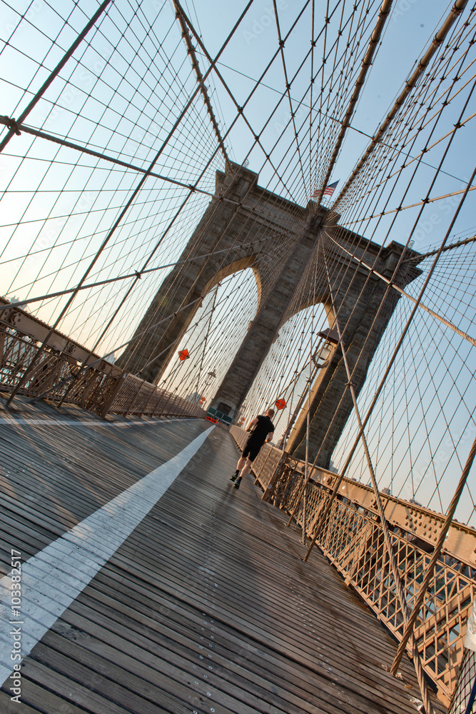 Obraz premium Jogger on Brooklyn Bridge Pedestrian Walkway