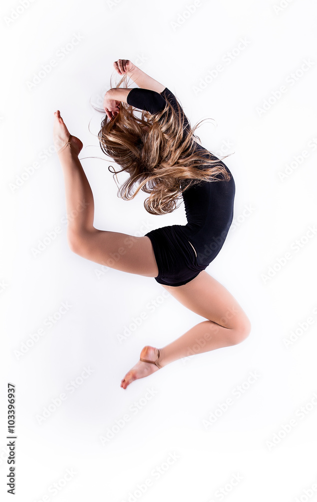 Obraz premium young and beautiful dancer posing in studio