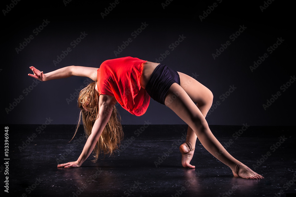 Obraz premium piękna tancerka baletowa pozowanie na tle czarnego studia