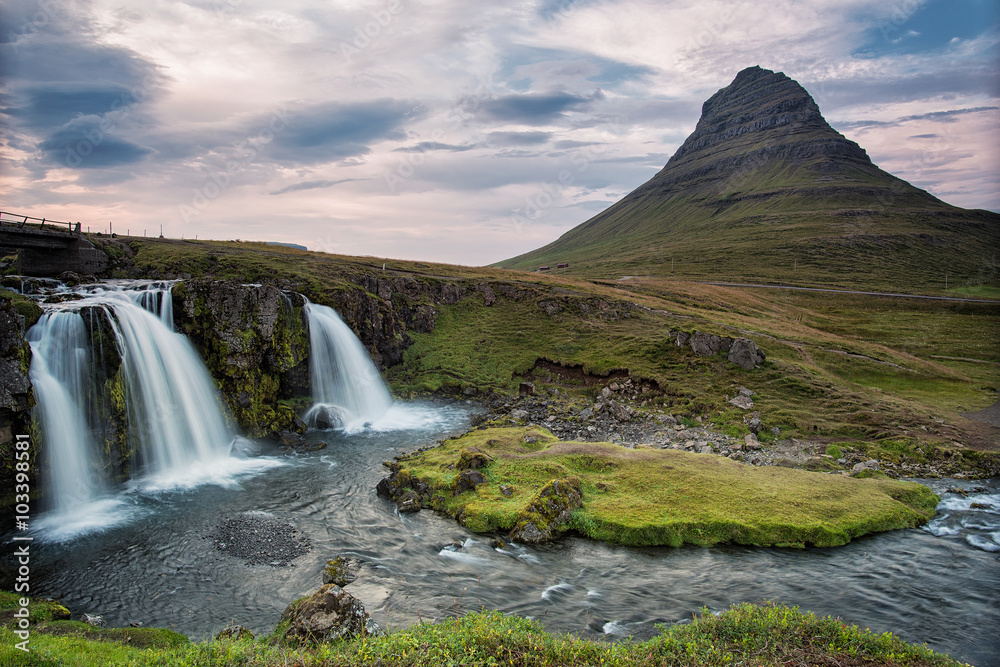 Kirkjufell -Berg und Wasserfall | Island 