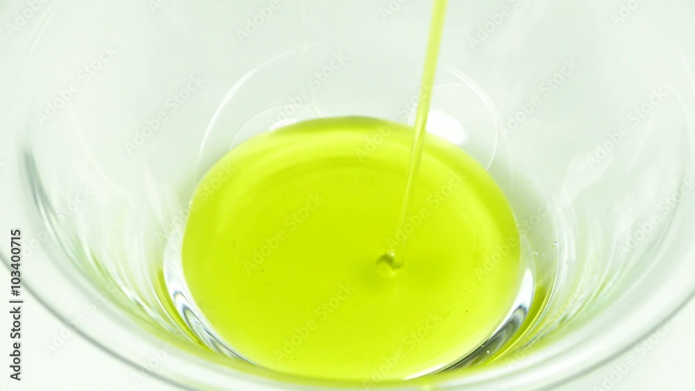 Olivenöl läuft in eine Glasschüssel
Olivenöl läuft in eine Glasschüssel