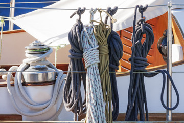 Fotobehang Zeilen Nautische accessoires op houten zeilboot  © Equatore