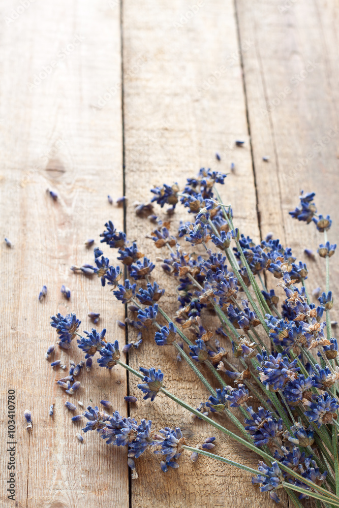 Obraz premium A bunch of dry lavender flowers on an old wooden table