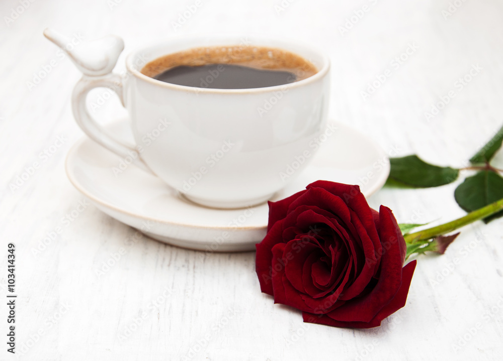 Obraz premium Cup of coffee and red roses