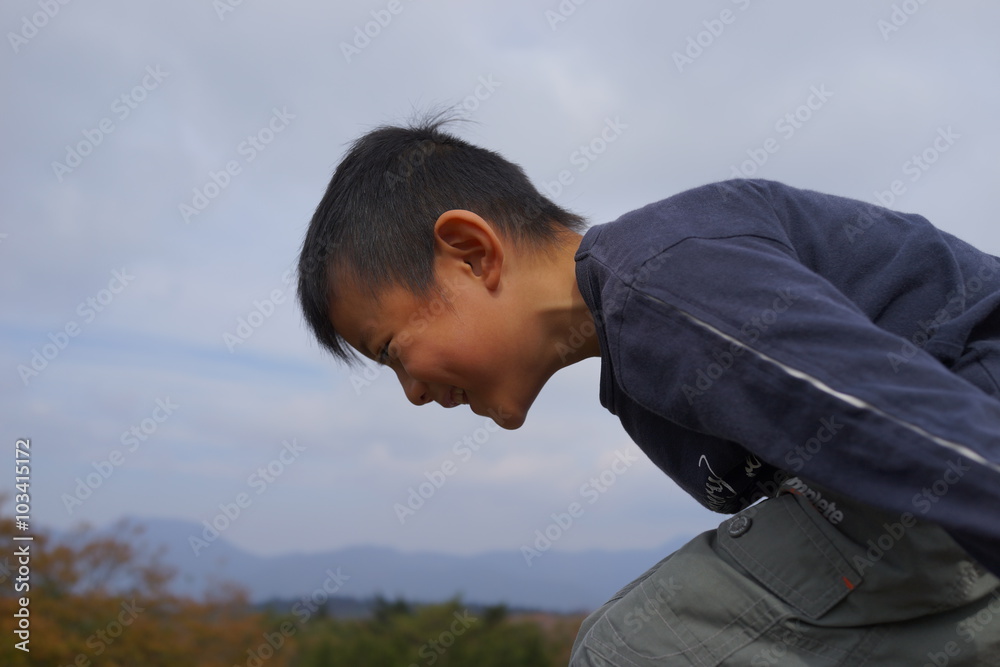 飛ぼうとしている少年　横顔　ジャンプ　元気