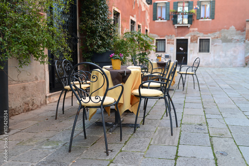 Tables et chaises sur une petite place à Venise © Richard Villalon