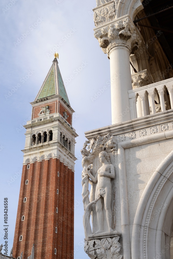 Le Campanile de Venise avec un angle du palais des Doges